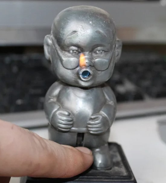 мальчик зажигалка огонь из рта