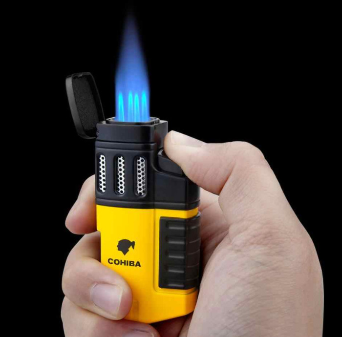 зажигалка cohiba в руке